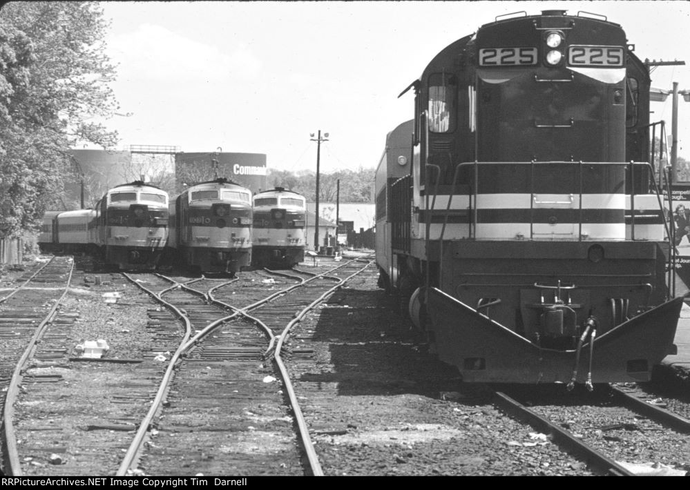 LI 225 ready to head back west, while the trio wait for Monday morning.